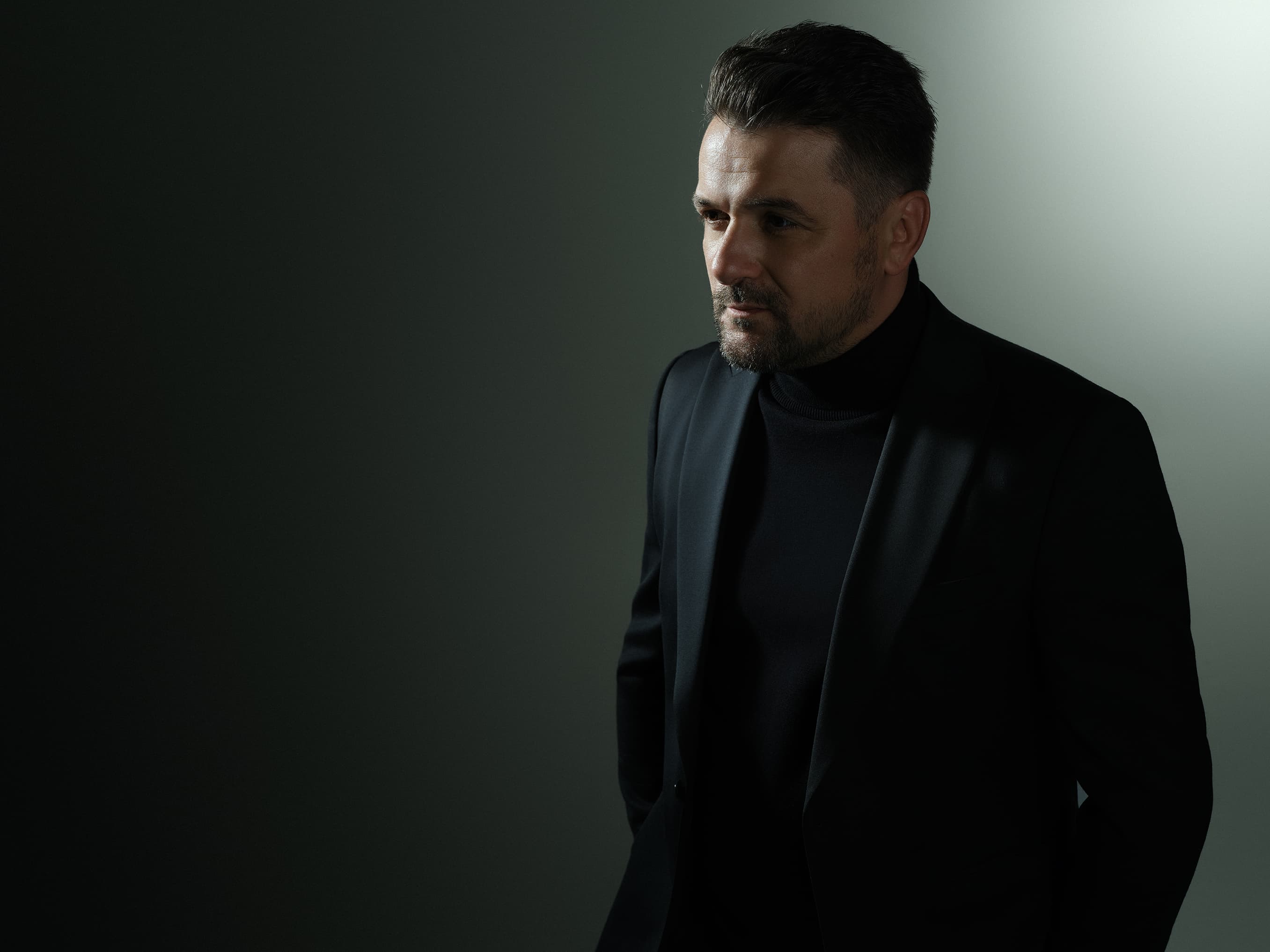 Radu Ionuț, fotografie oficială 8
