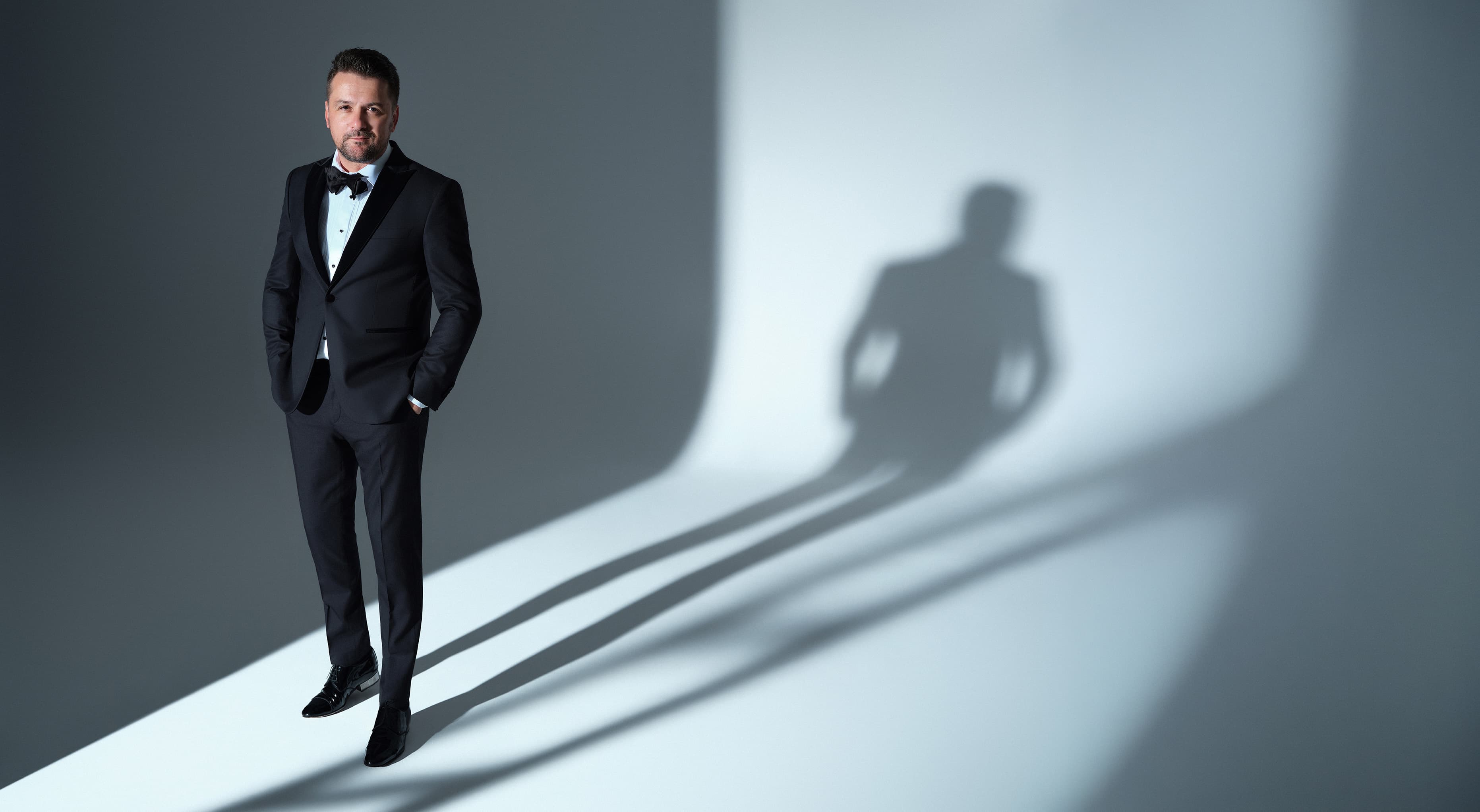 Radu Ionuț în ținută de scenă, portret de studio